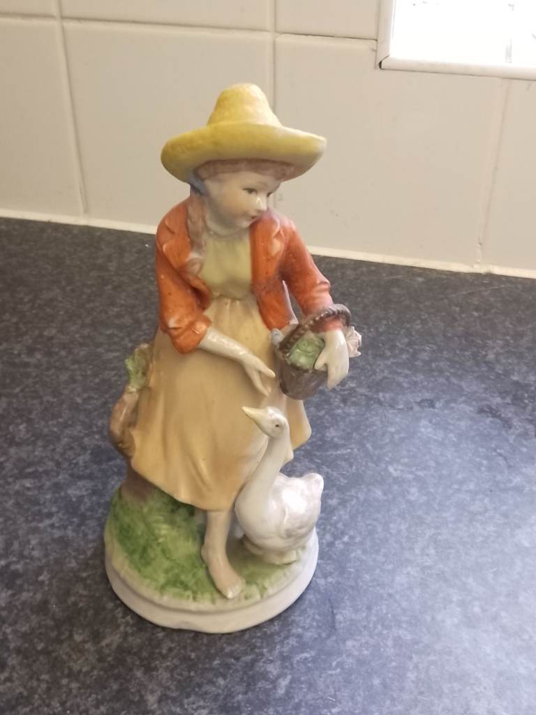 ANTIQUE MEISISEN PAIR 1700 ORIGINAL. GIRL FEEDING GEESE 