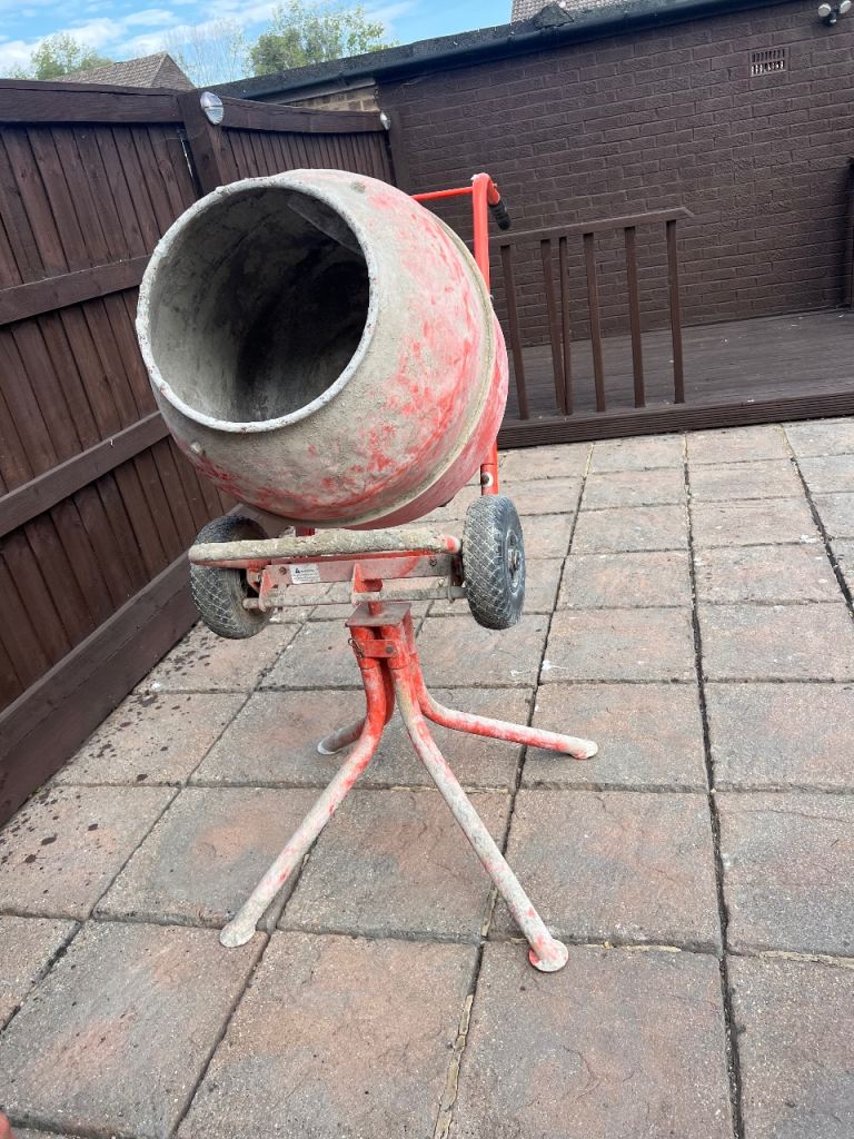 Electric cement mixer