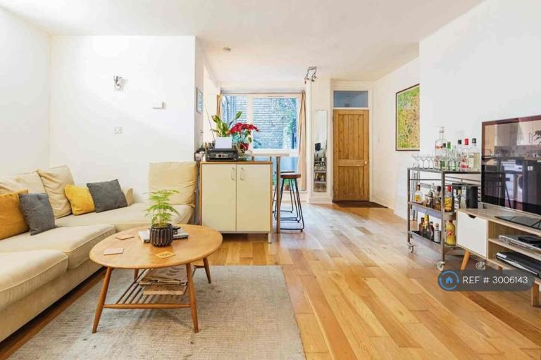 2 bedroom flat in Richmond Avenue, London, N1 (2 bed) (#3006143)