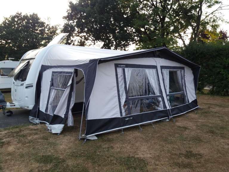 Grey Caravan Awning 975 cm – Good Condition
