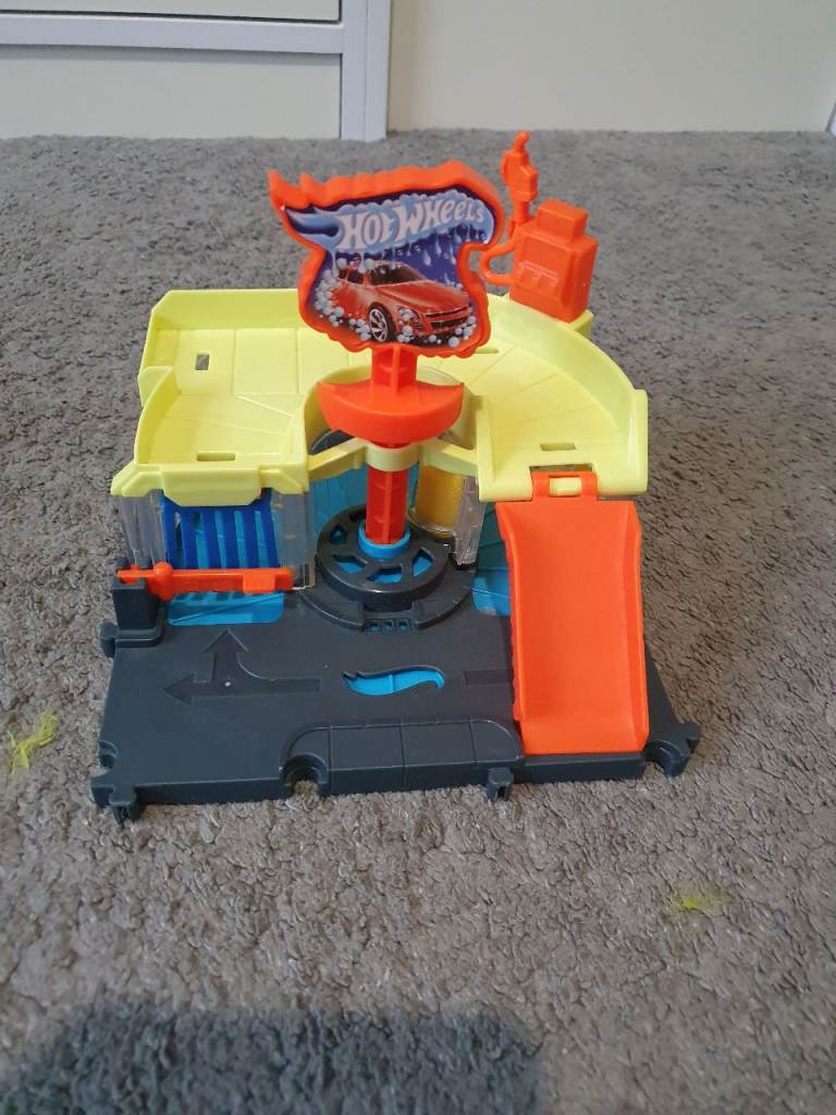 Hot Wheels City Car Wash Playset – Good Condition