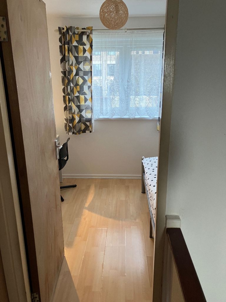 Beautiful Single Room To Let Next To Plaistow Station All Bills Included