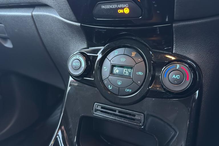  Ford Fiesta 1.6 Zetec Hatchback 3dr Petrol Powershift Euro 5 105 Ps Petrol