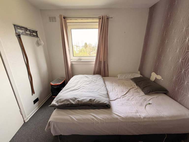 Double bedroom room available in EH12