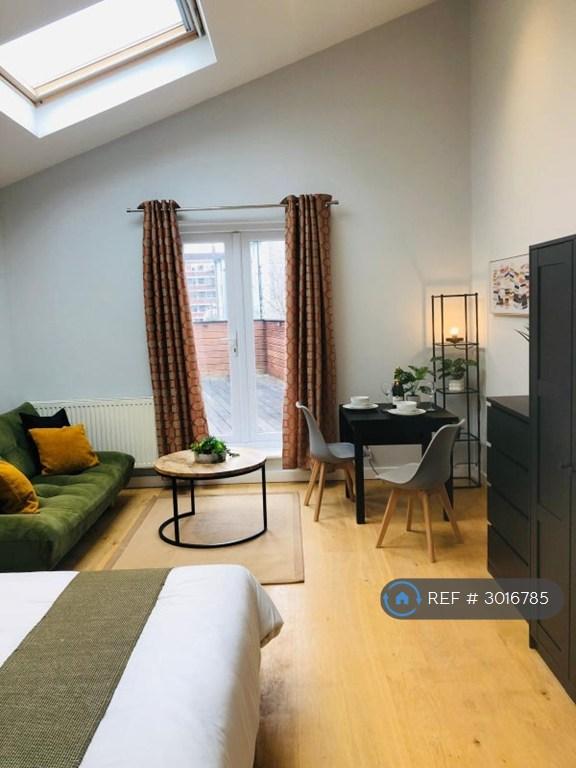 1 bedroom in Aldbourne Road, London, W12 (#3016785)