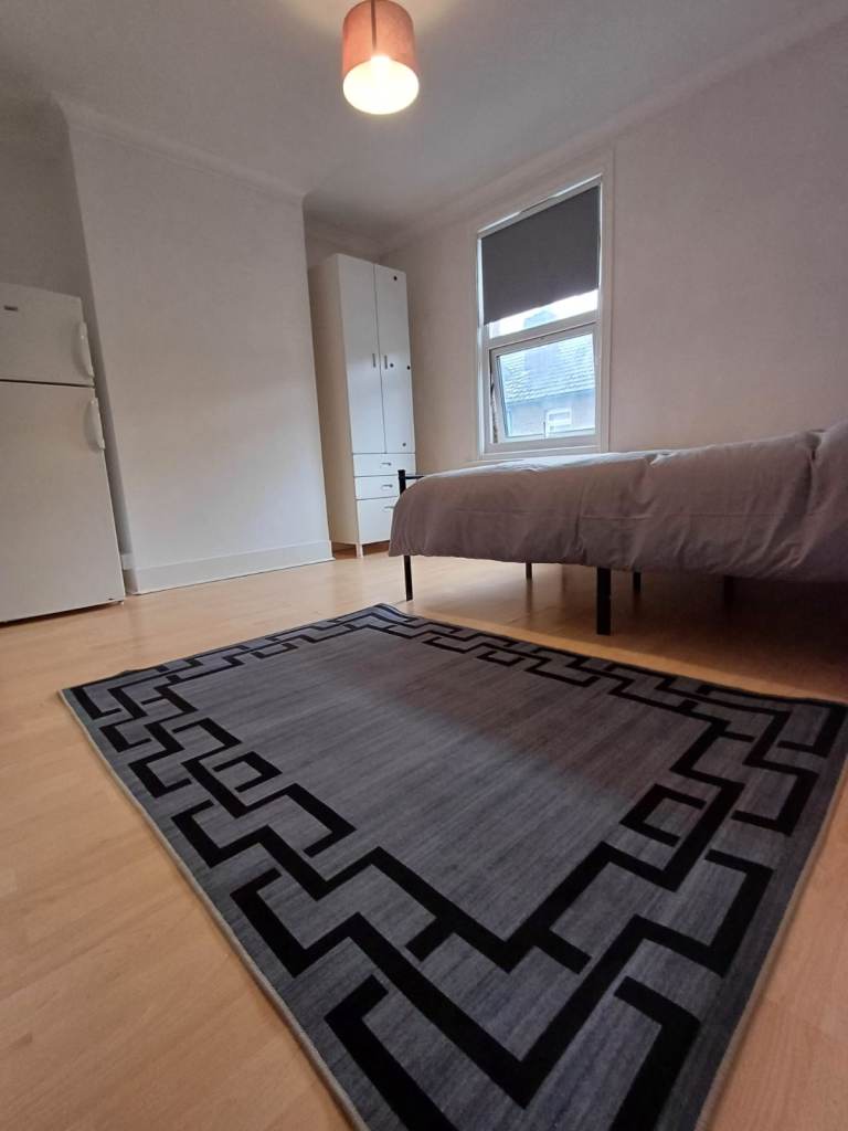 Double room to rent near the Train station and Medway Hospital 