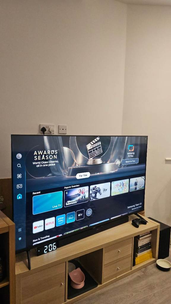 Samsung 65" 4K HDR SMART TV with TV Stand
