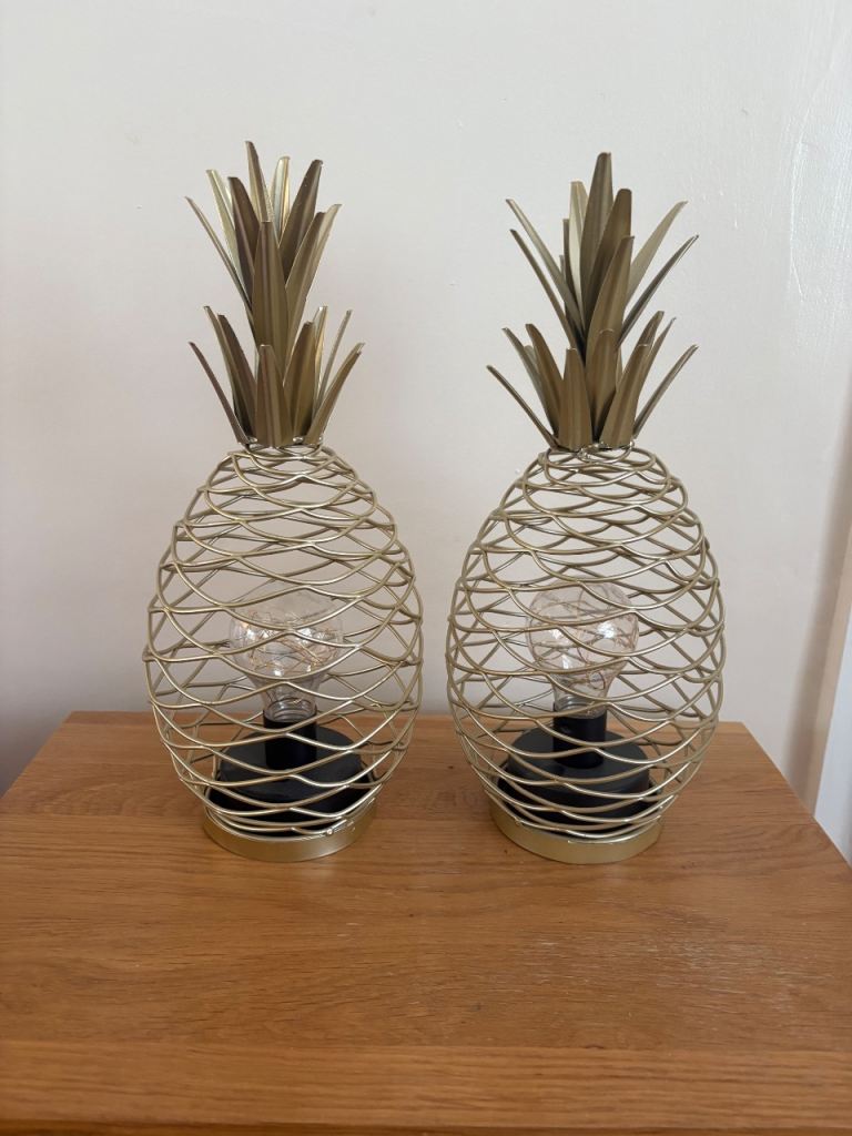 Pair of gorgeous pineapple lamps 