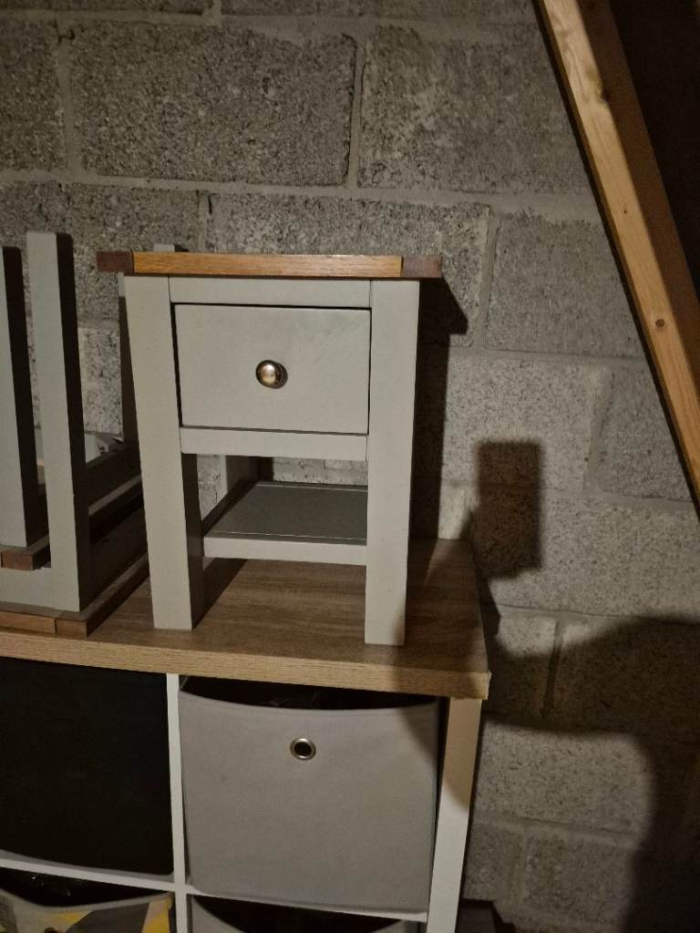 Small lamp table 