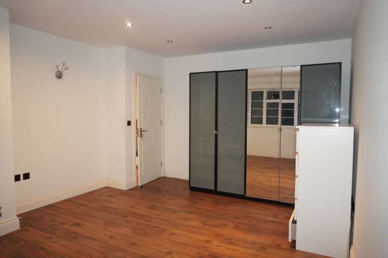 3 bedroom flat in The Ridings, London