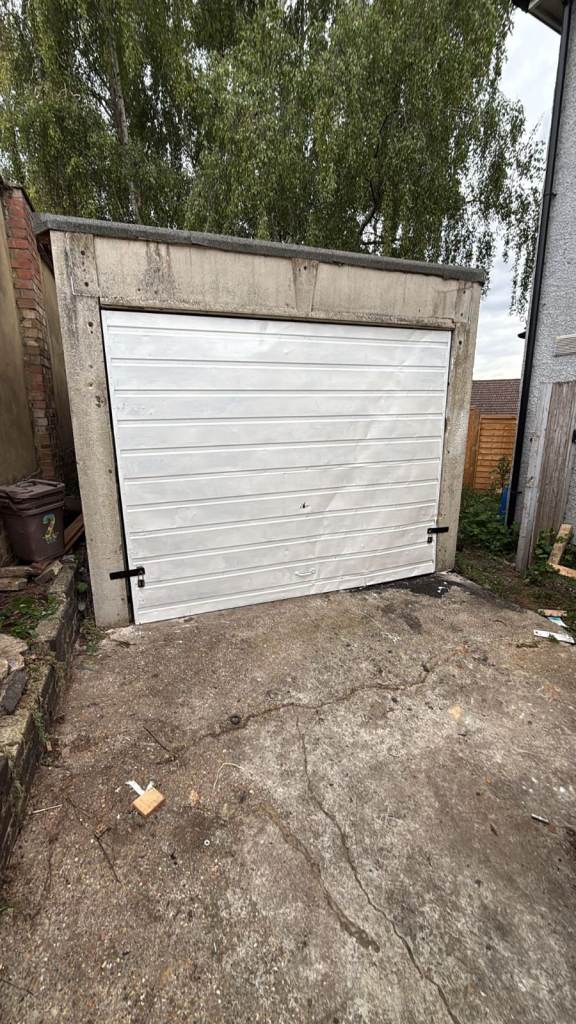 DA17  ~ Lock up Garages/Storage ~ To Rent ~ Strickland Rd, Belvedere DA17 5QJ ~ Extra parking space!