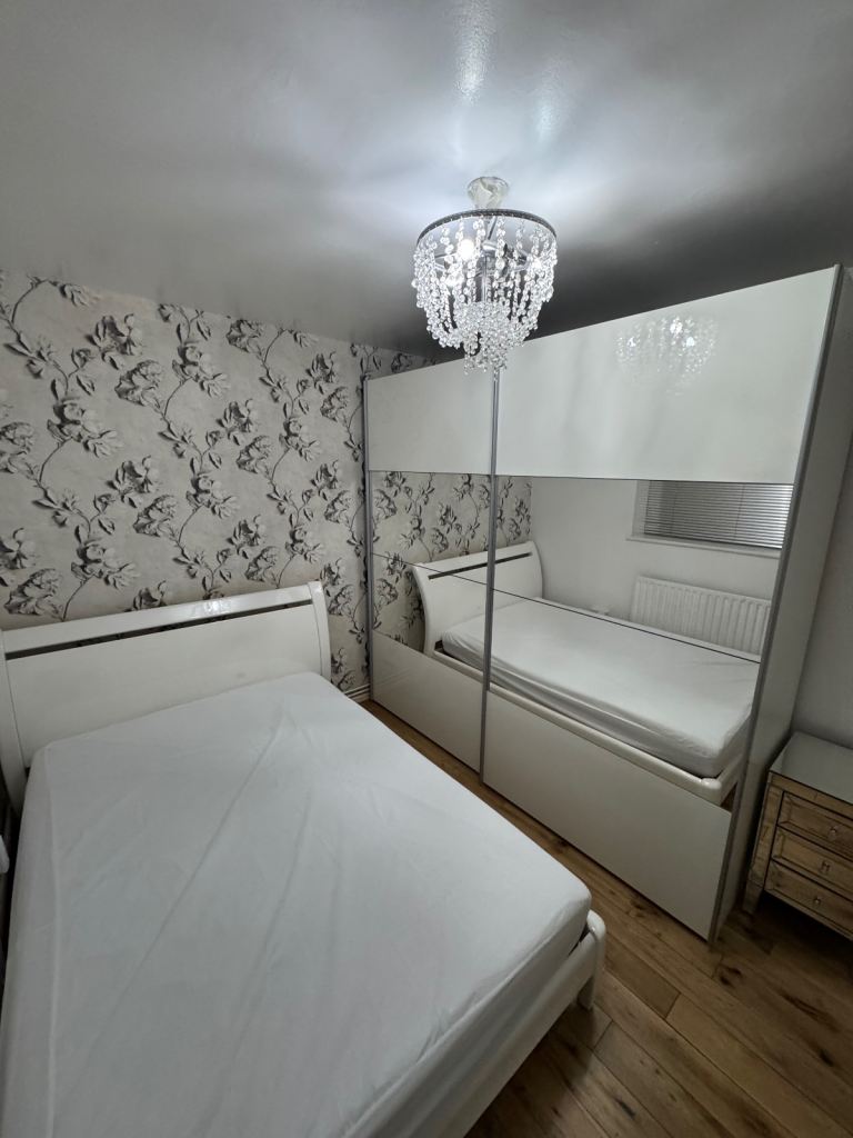 *****LARGE DOUBLE ROOM IN MILE END*******