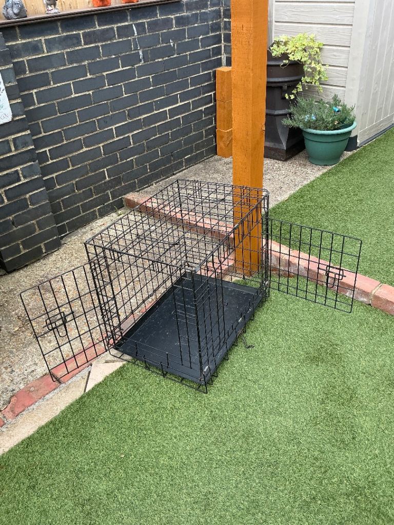 Black dog crate small with removable tray for cleaning and with two doors 
