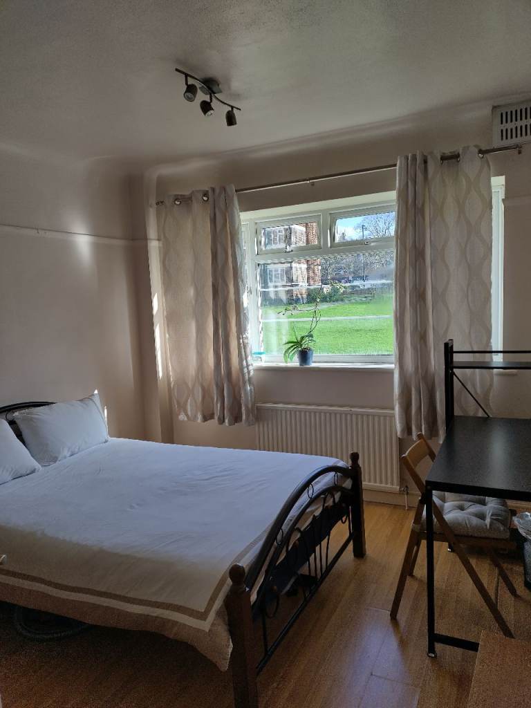 Lovely!!! Double Room in New Park Road Clapham £700 Per Month 