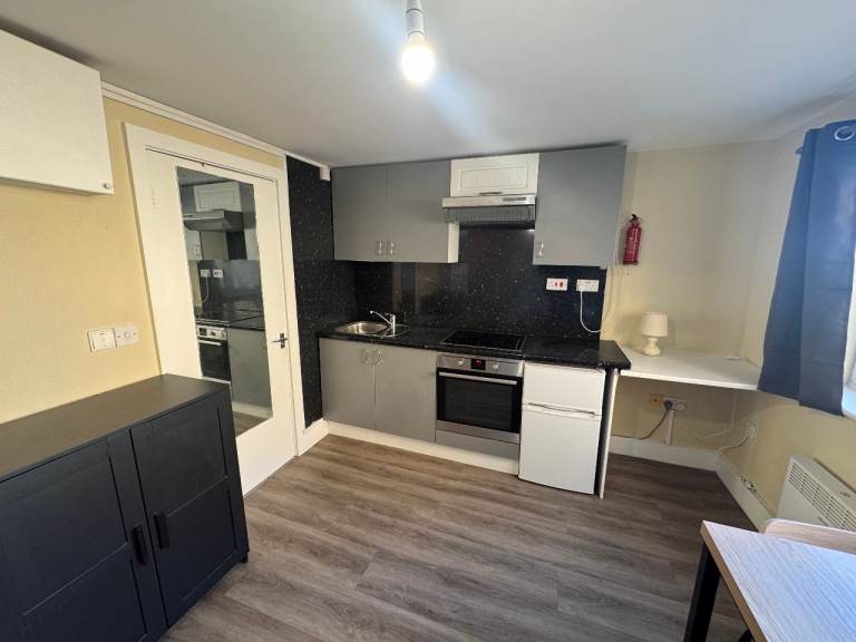 STUDIO FLAT TO RENT, WEST HENDON - AVAILABLE NOW - WATER AND INTERNET INCLUDED 