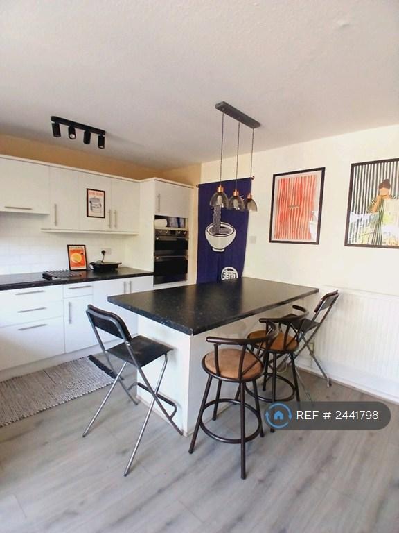 3 bedroom flat in Old Ford Road, London, E3 (3 bed) (#2441798)