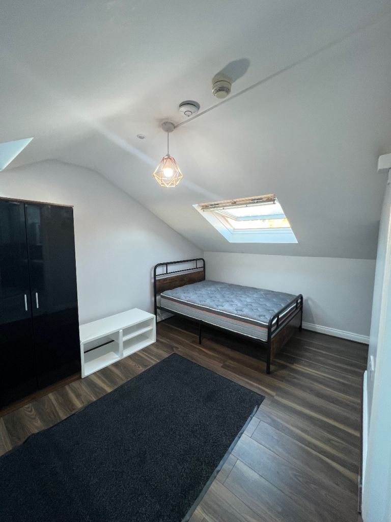 Large Double Ensuite Room in Shared House – BD7, 100m to University