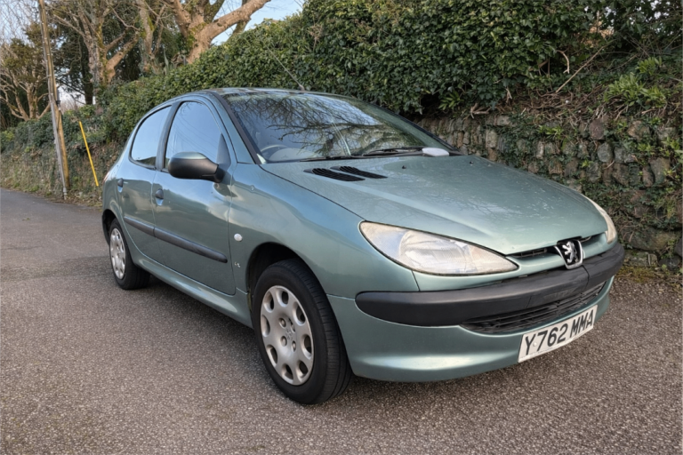 Peugeot 206 Hatchback - Low mileage - Automatic