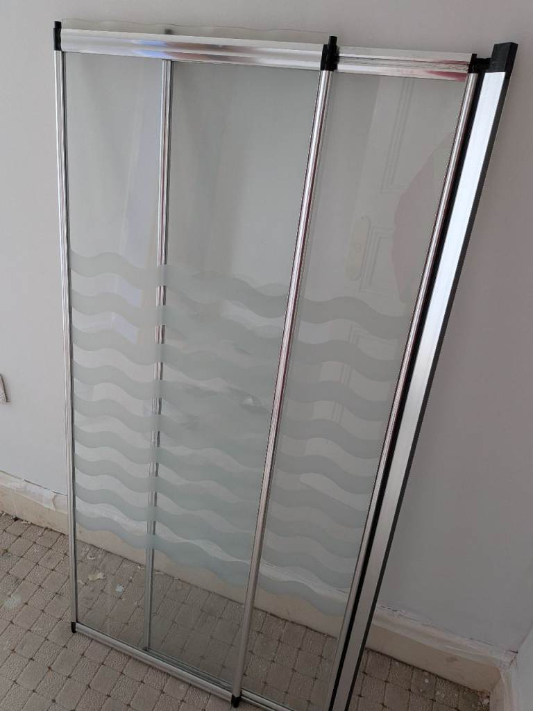 Free shower screen
