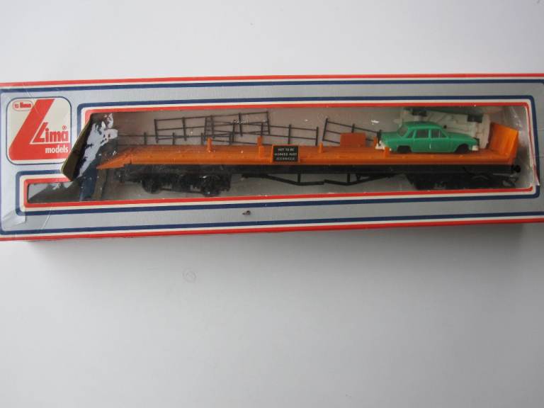 LIMA 00 GAUGE CAR TRANSPORTER WITH 3 CARS