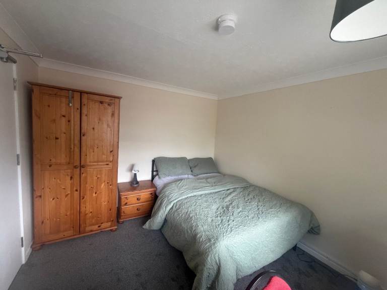 Double room to rent in Basildon SS14. Near Town Centre and Train Station
