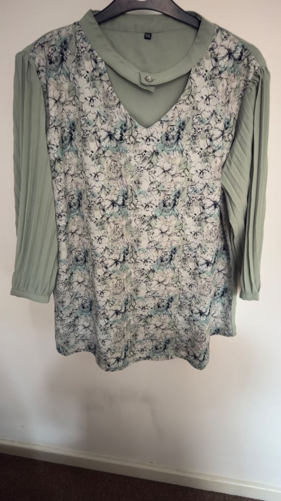 Green Floral Blouse with Pleated Sleeves - Size 16/XL