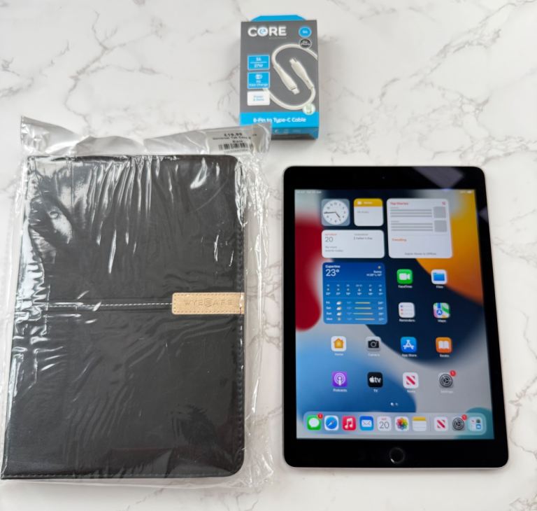 Apple iPad Air 2 16GB WiFi Space Grey Good condition With New Case 