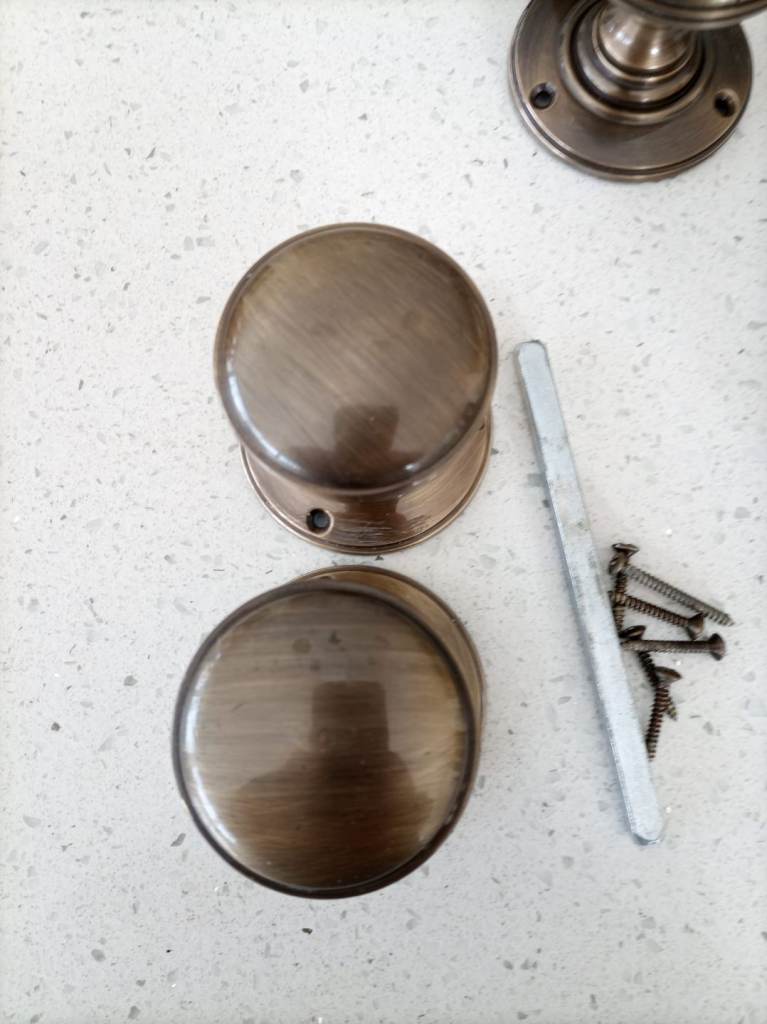 6 pairs of internal door knobs 