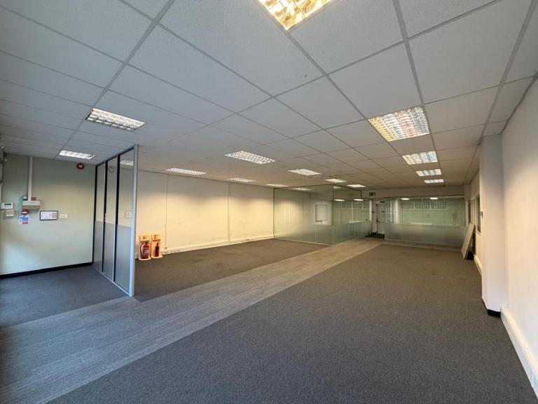 Office (shop) to rent Reading (Caversham)