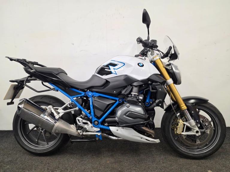BMW R1200R ** CRUISE CONTROL - ELECTRONIC SUSPESION - BREMBO BRAKES **