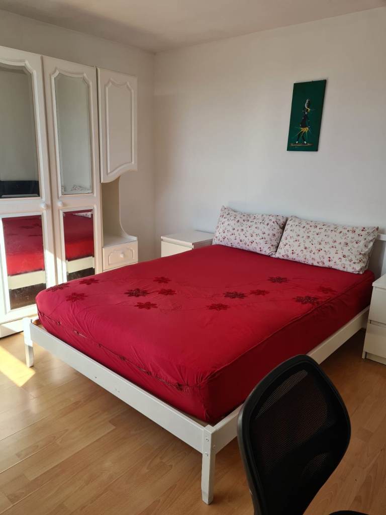 Large, Furnished Double Room In Sutton