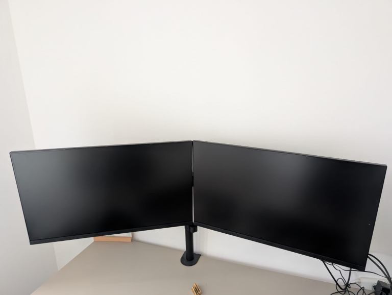 Dual Monitor Setup with Desk Mount – as good as new
