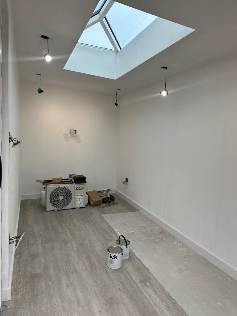 Painter & Decorator | Wall panelling | Handyman | Wallpaper Installation 