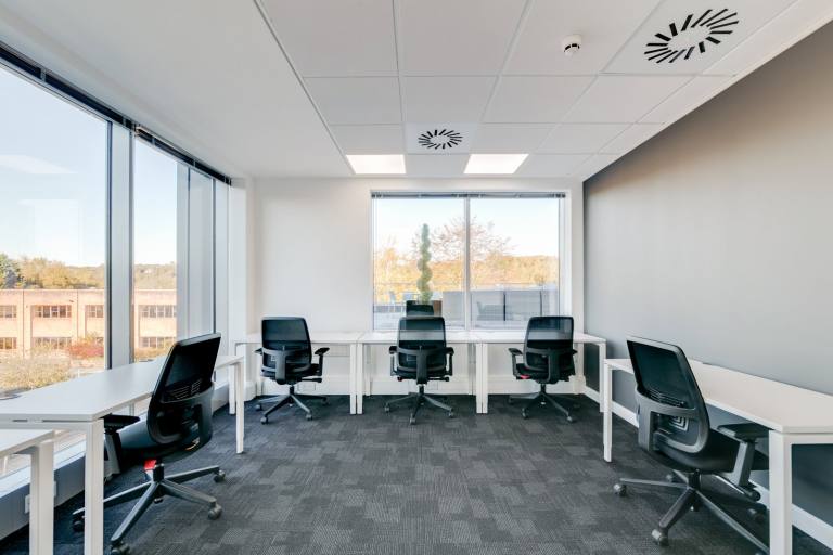 Henley on Thames - RG9 1HG \ Private Office Rental with a 5-Desk Setup