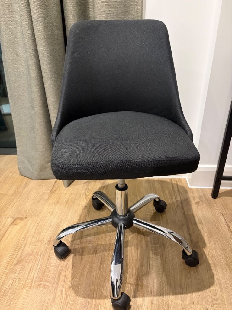 Like-New Desk & Chair Set