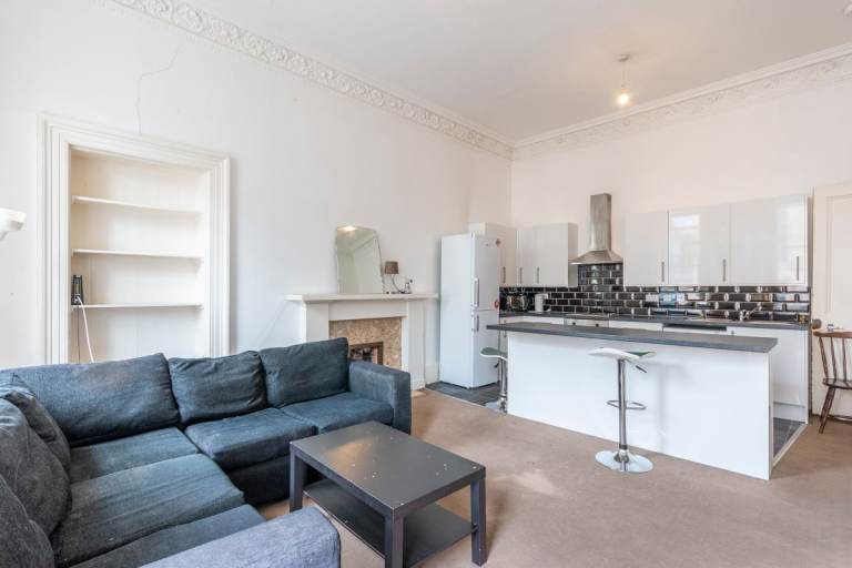 Bright and spacious, 5 bedroom, HMO flat with open-plan living/kitchen area – available January