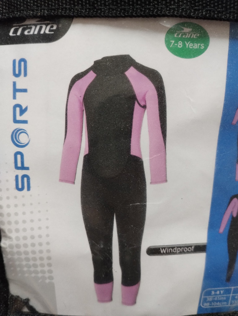 Girls wetsuit age 7-8 excellent condition 