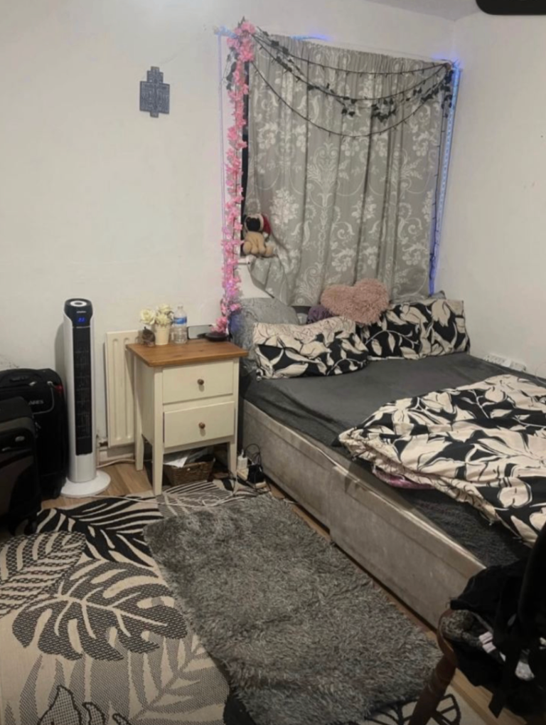 Double Bedroom in Shared House | Furnished | Bills Included | Parking | Desford Way, Heathrow - TW15