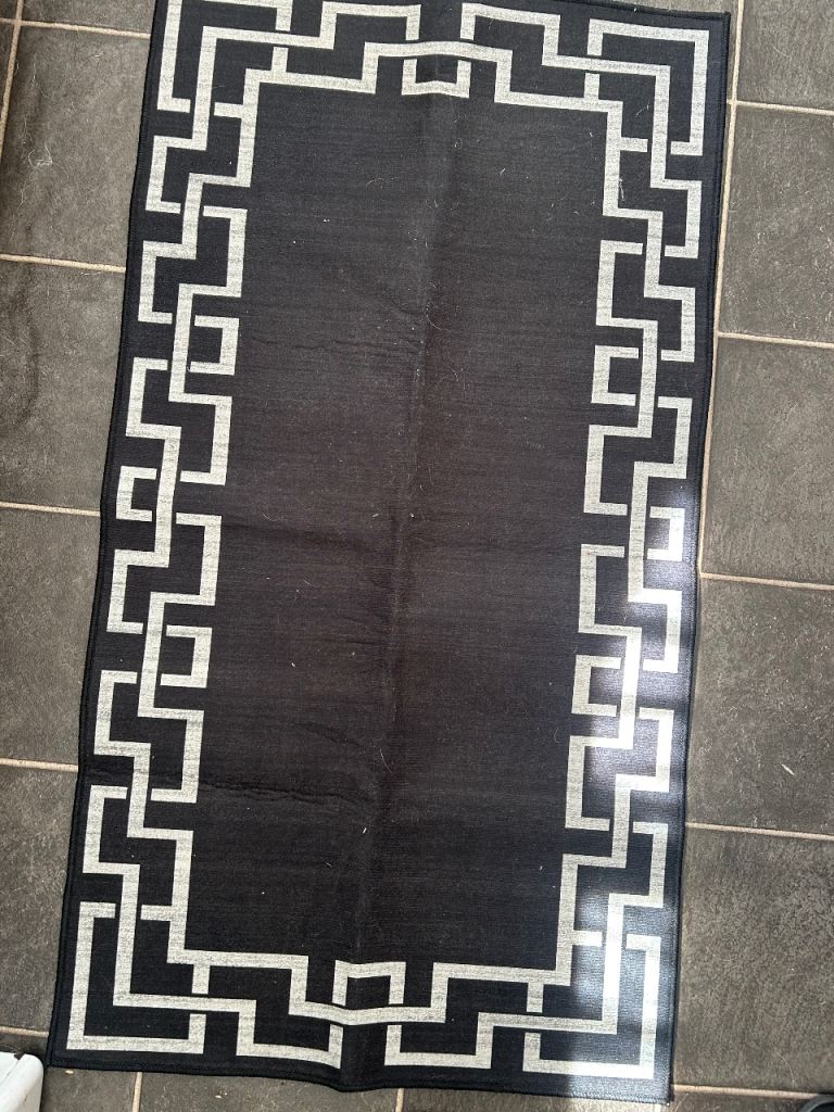 Black and White Geometric Pattern Rug – Brand new 