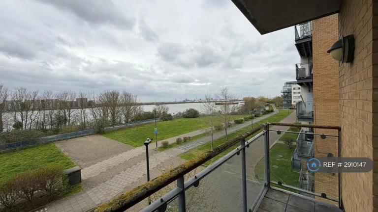 2 bedroom flat in London, London, SE28 (2 bed) (#2910147)