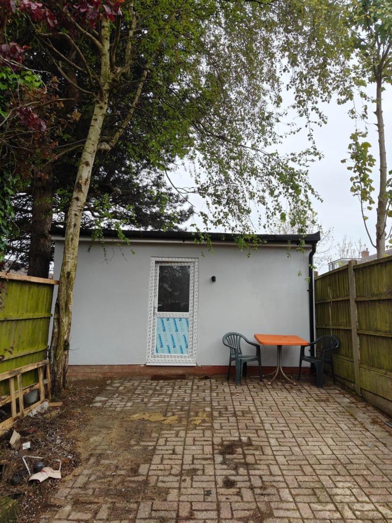 Furnished Studio RM5 – Bills Included – Parking