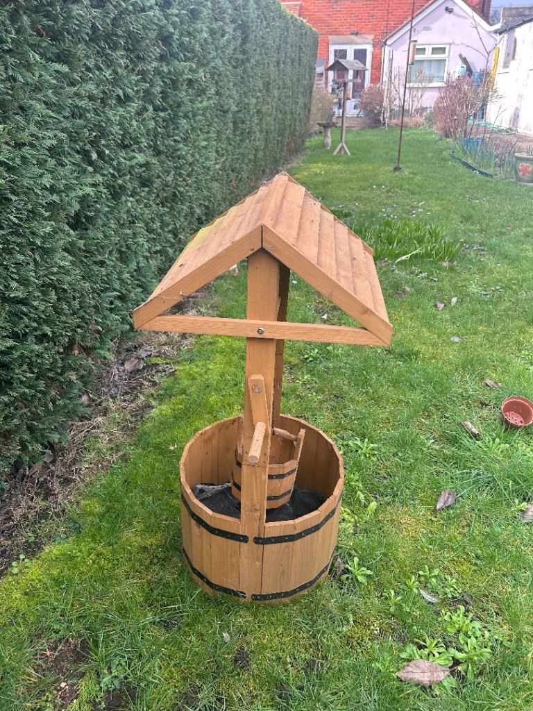 Wishing well planter, never used 
