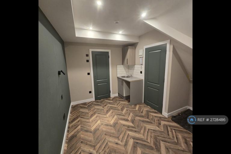 6 bedroom house in Harold Avenue, Gillingham, ME7 (6 bed) (#2728486)