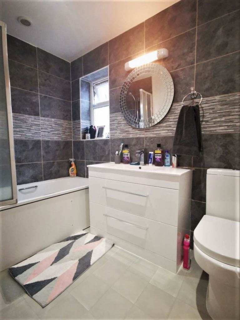 2 nice doubles including 1 double ensuite in a modern house at great location