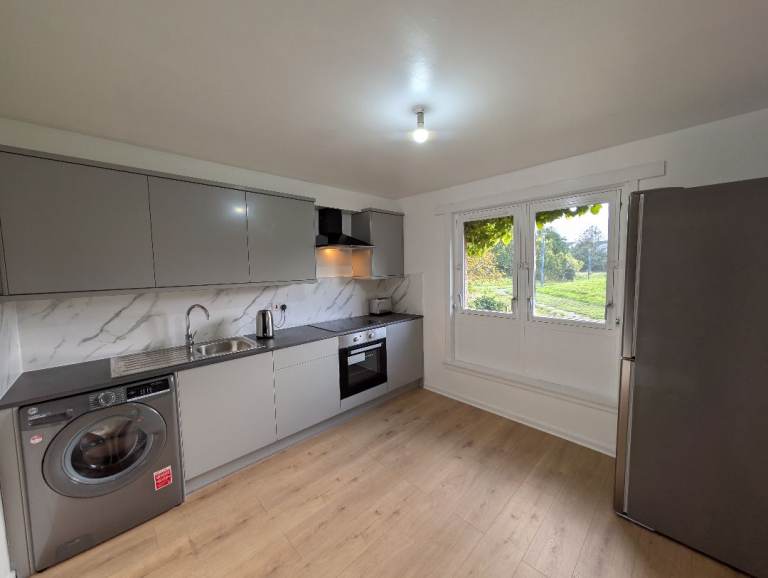 3 Bedroom Flat with Box Room Private Parking Newly Decorated