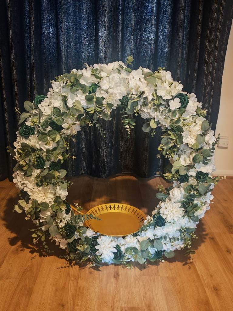 Beautiful Artificial Flower wedding cake stand– As Good As New