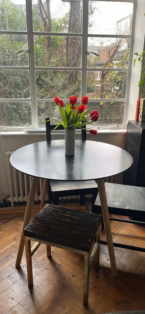 Round 2-4 person dining table