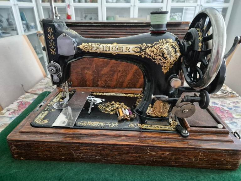 VINTAGE SINGER SEWING MACHINE, COMPLETE WITH TORPEDO STYLE SPOOLS