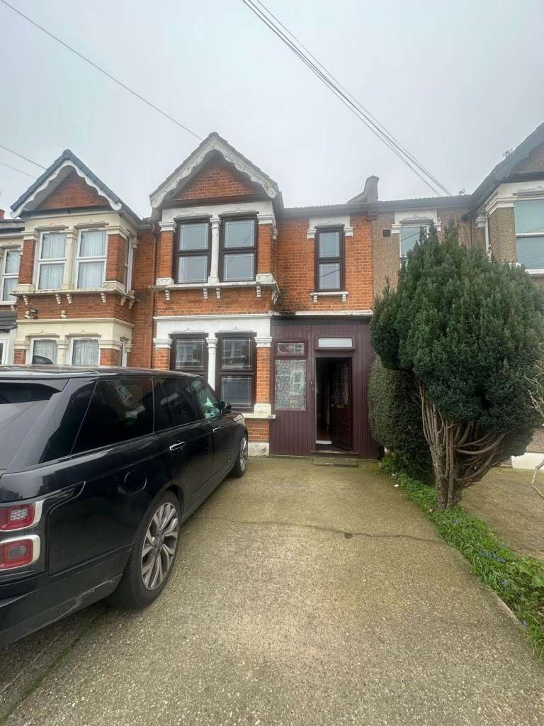 Beautiful 3 Bedroom House With Private Garden Available To Let On Coventry Road Ilford (IG1 )