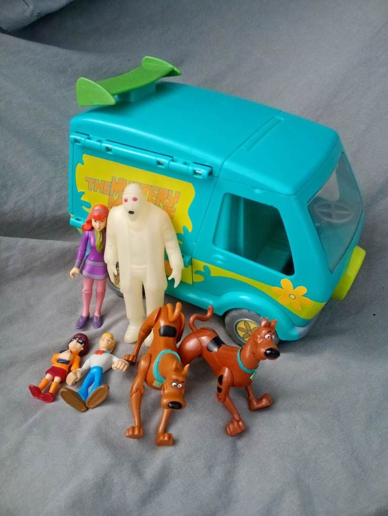 Scooby-Doo van and figures